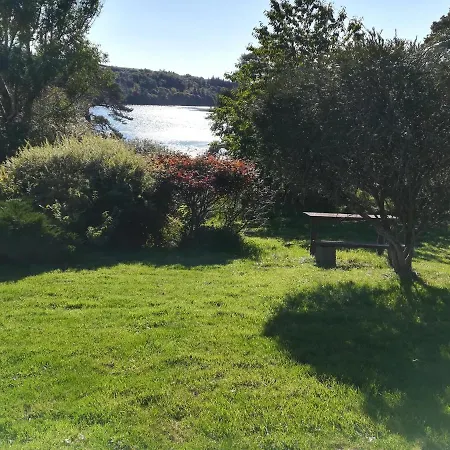 Lovely Sea View 2-bed In Rineen Sleeps 4 شقة *