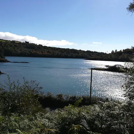 Lovely Sea View 2-bed In Rineen Sleeps 4 شقة *