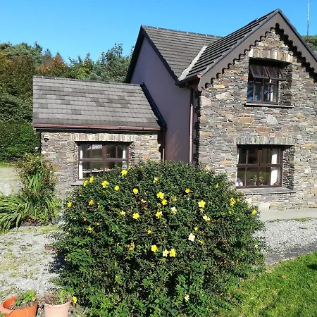 Lovely Sea View 2-bed In Rineen Sleeps 4 شقة *