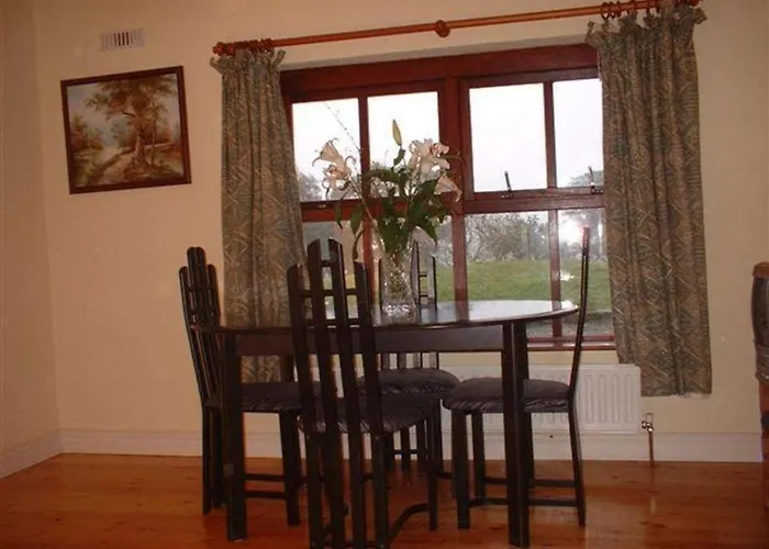 Lovely Sea View 2-bed In Rineen Sleeps 4 Appartement